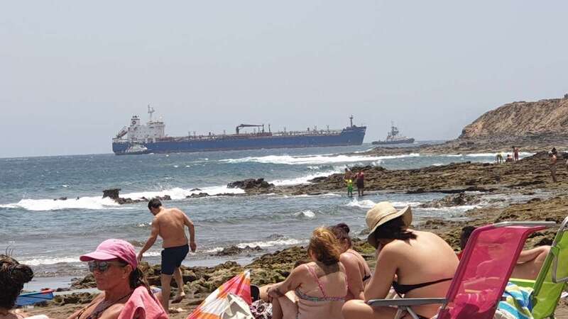 El petrolero se acerca a las inmediaciones del muelle industrial de Salinetas (Foto TA)